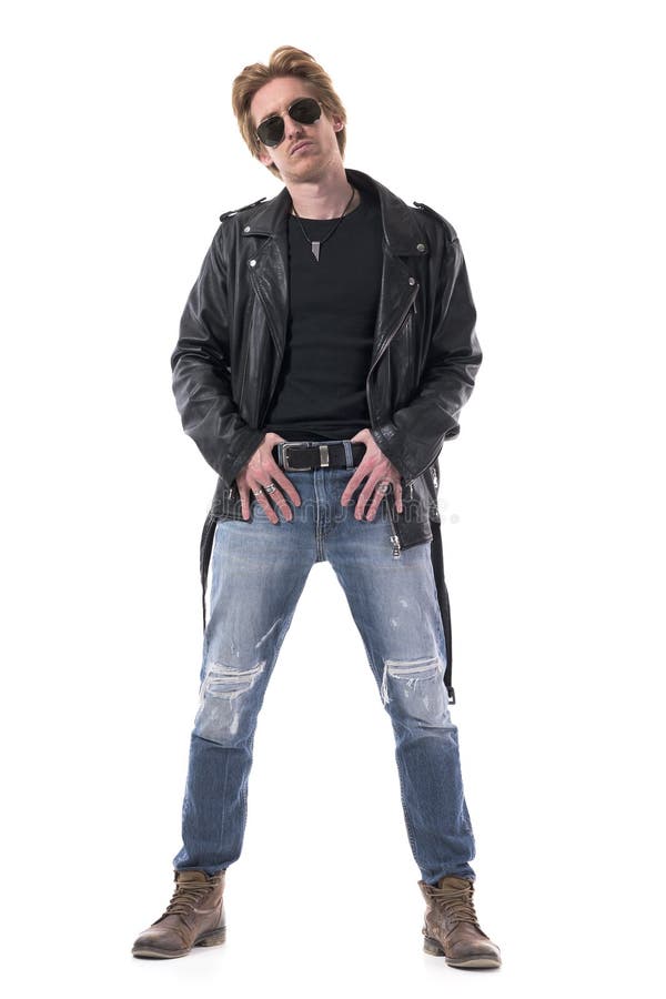 Le Jeune Et Beau Port élégant D'homme a Arraché Les Bottes De Jeans Et Une  Veste En Cuir Pose Comme Modèle Photo stock - Image du masculin, fixation:  199172624