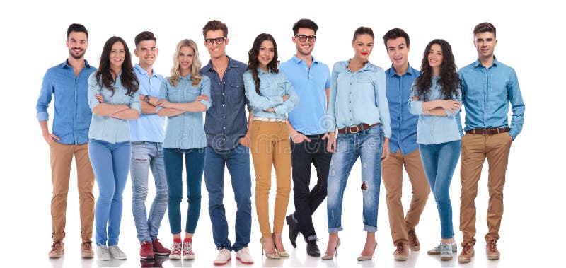 Le jeune et heureux groupe de personnes a habillé occasionnel image stock
