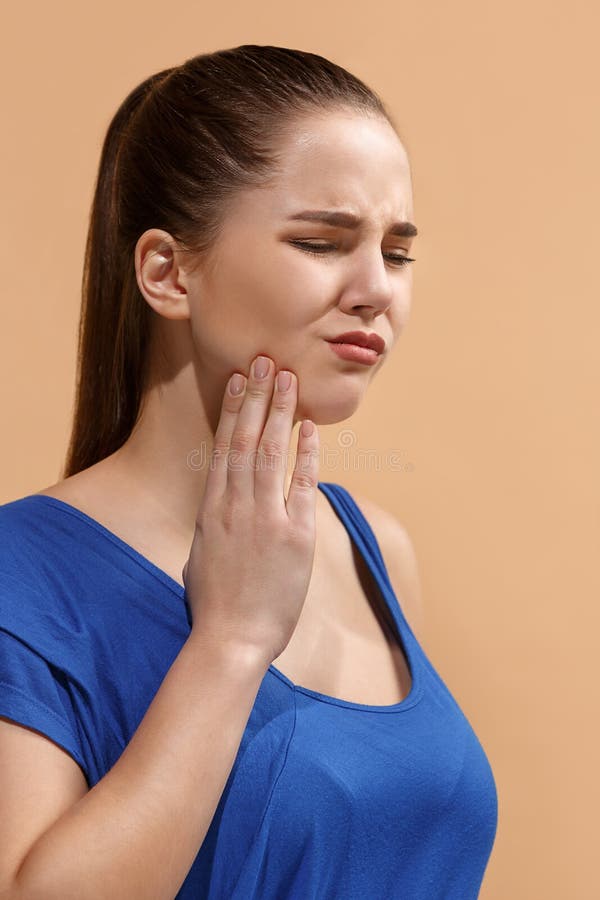 Le jeune femme a le mal de dents photographie stock Le jeune femme a le mal de dents photographie stock