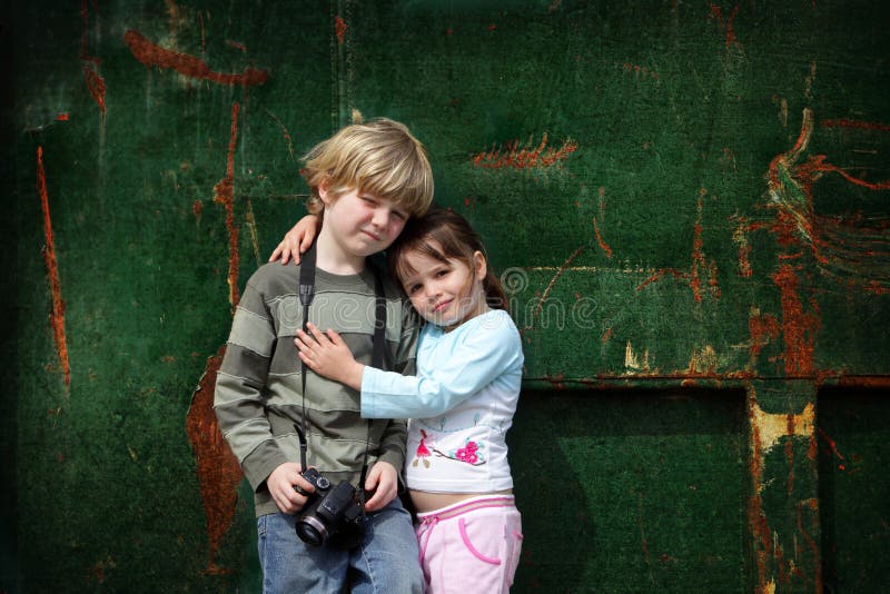 Le jeune frère et la soeur posent pour une photo photo stock Le jeune frère et la soeur posent pour une photo photo stock