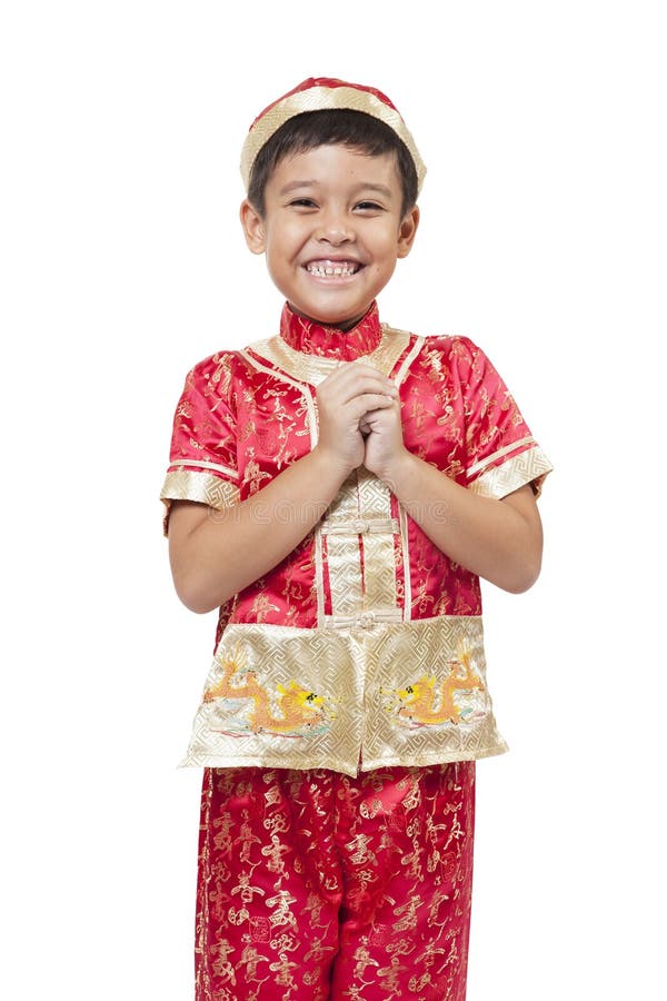 Le jeune garçon asiatique avec le cheongsam traditionnel chinois d'équipement ou se bronzent photo stock Le jeune garçon asiatique avec le cheongsam traditionnel chinois d'équipement ou se bronzent photo stock