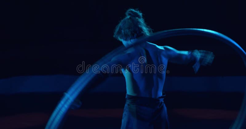 Le jeune homme athlétique tourne un grand cercle autour de l'exposition du cirque 4k clips vidéos