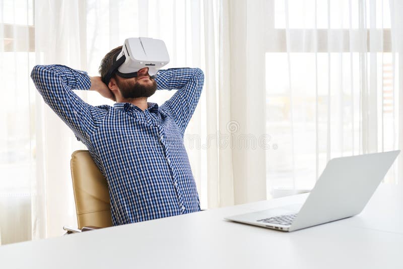 Le jeune homme bel détend en verres 3d virtuels photo stock Le jeune homme bel détend en verres 3d virtuels photo stock