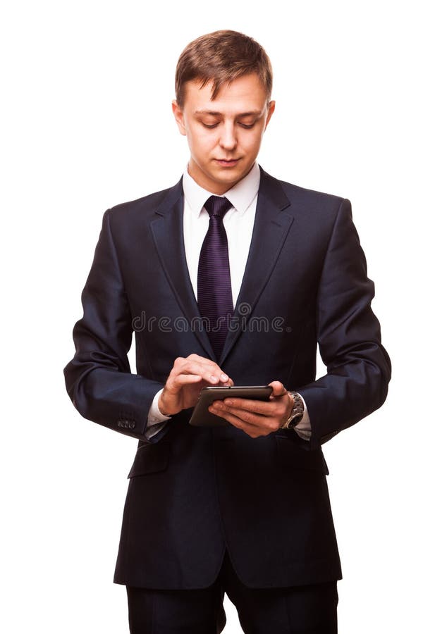 Le jeune homme d'affaires bel travaille à son comprimé numérique d'isolement sur le fond blanc photo stock Le jeune homme d'affaires bel travaille à son comprimé numérique d'isolement sur le fond blanc photo stock