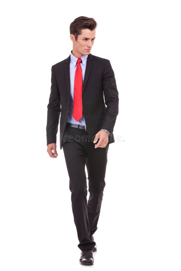 Le jeune homme d'affaires marche image stock Le jeune homme d'affaires marche image stock