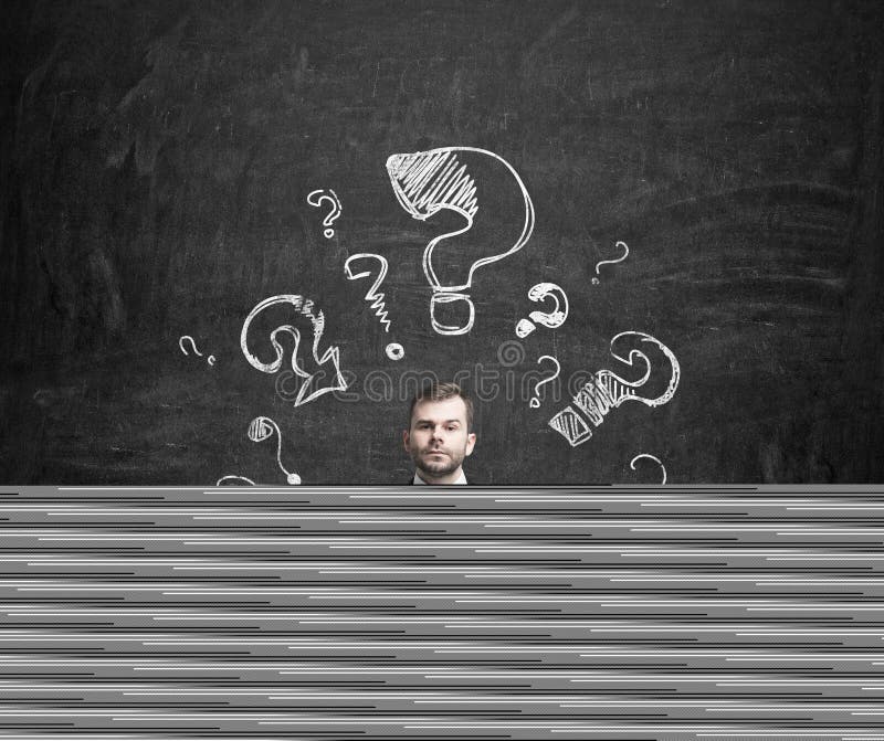 Le jeune homme d'affaires pense aux questions compliquées photos libres de droits Le jeune homme d'affaires pense aux questions compliquées photos libres de droits