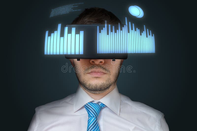 Le jeune homme d'affaires utilise le casque de la réalité virtuelle 3D images libres de droits Le jeune homme d'affaires utilise le casque de la réalité virtuelle 3D images libres de droits
