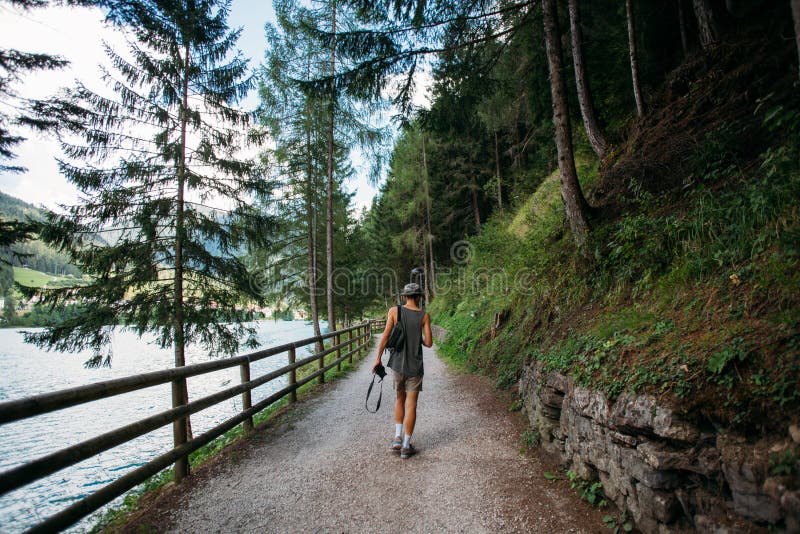 Le jeune homme dans le tanktop marche forêt photo libre de droits Le jeune homme dans le tanktop marche forêt photo libre de droits