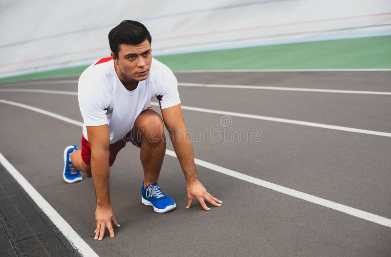 Le jeune homme focalisé rend la séance d'entraînement extérieure photos libres de droits Le jeune homme focalisé rend la séance d'entraînement extérieure photos libres de droits