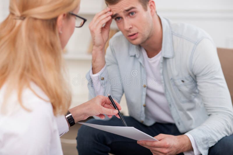 Le jeune homme gai a des problèmes dans sa vie images libres de droits Le jeune homme gai a des problèmes dans sa vie images libres de droits