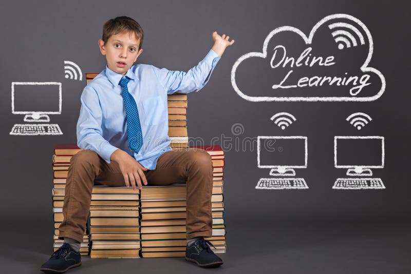 Le jeune ingénieur démontre le principe de l'enseignement à distance photographie stock libre de droits Le jeune ingénieur démontre le principe de l'enseignement à distance photographie stock libre de droits