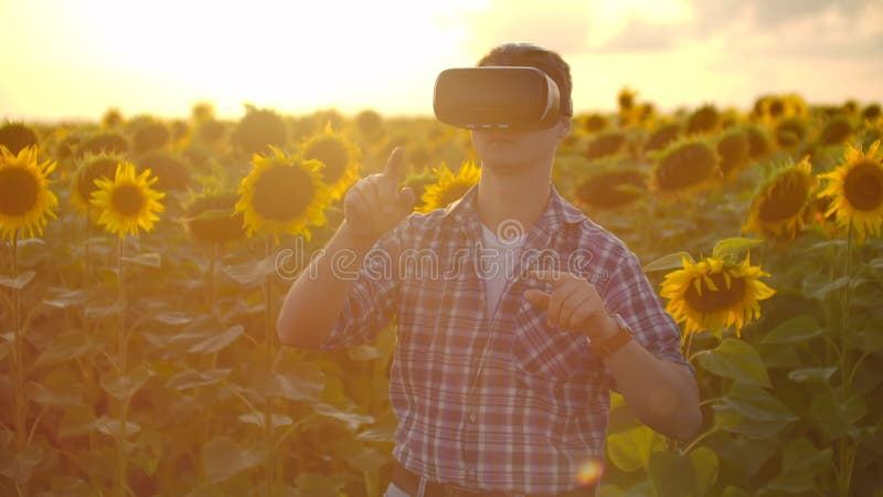 Le jeune joueur travaille dans des lunettes VR