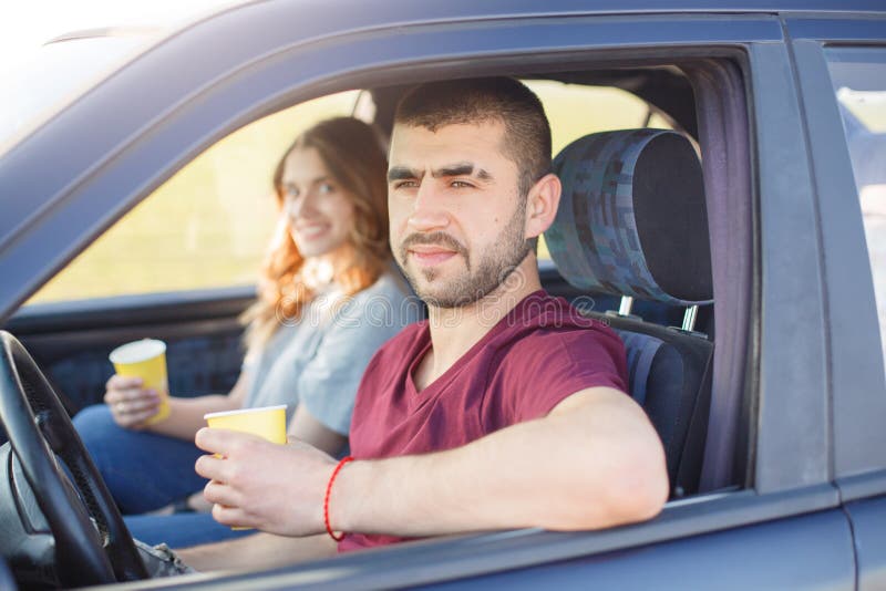 Le jeune mâle et le voyage femelle en la voiture, voyage de famille, couple passent le temps ensemble pendant l'arrêt de vacances photos stock