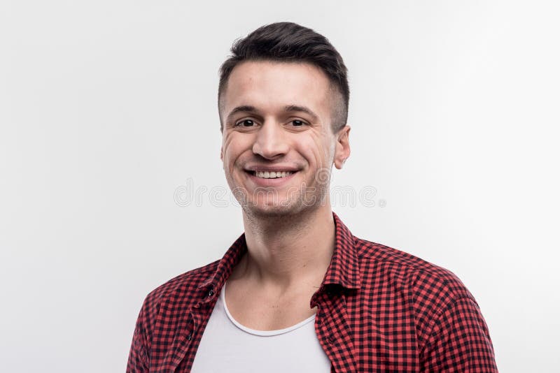 Le jeune sentiment prometteur de dessinateur d'intérieurs a excité venir pour travailler photographie stock Le jeune sentiment prometteur de dessinateur d'intérieurs a excité venir pour travailler photographie stock
