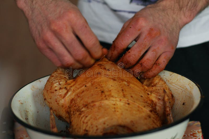 Le jeune type fait cuire le grand poulet photographie stock Le jeune type fait cuire le grand poulet photographie stock