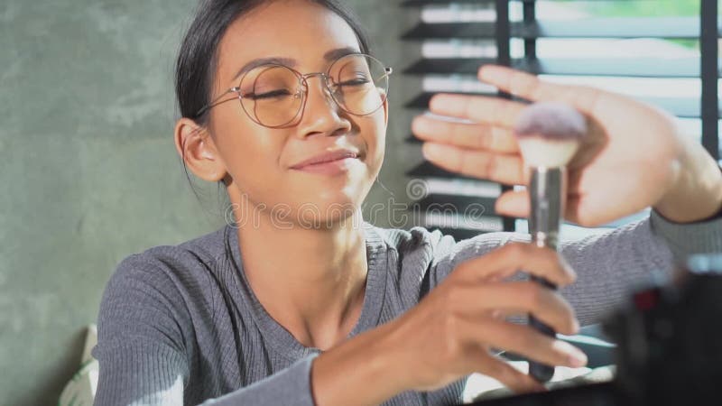 Le jeune vlogger de sourire de femme parlant tout en enregistrant son journal composent le blog visuel banque de vidéos