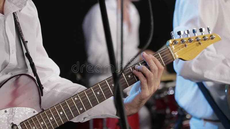 Le joueur de guitare est très actif sur scène avec son groupe de rock. Gros plan clips vidéos