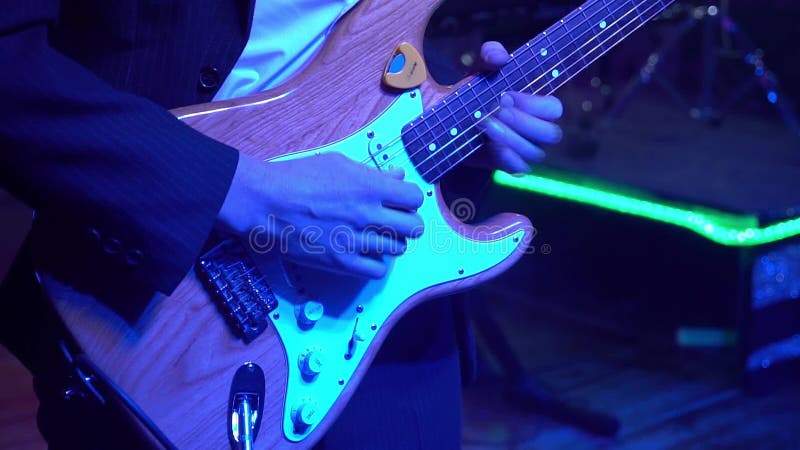 Le joueur de guitare est très en activité sur l'étape avec son groupe de rock Plan rapproché banque de vidéos
