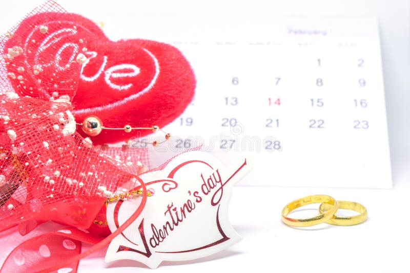 Le jour de valentines, l'amour de carte de coeur, le calendrier de février et l'anneau sur le fond blanc - foyer sélectif images libres de droits Le jour de valentines, l'amour de carte de coeur, le calendrier de février et l'anneau sur le fond blanc - foyer sélectif images libres de droits