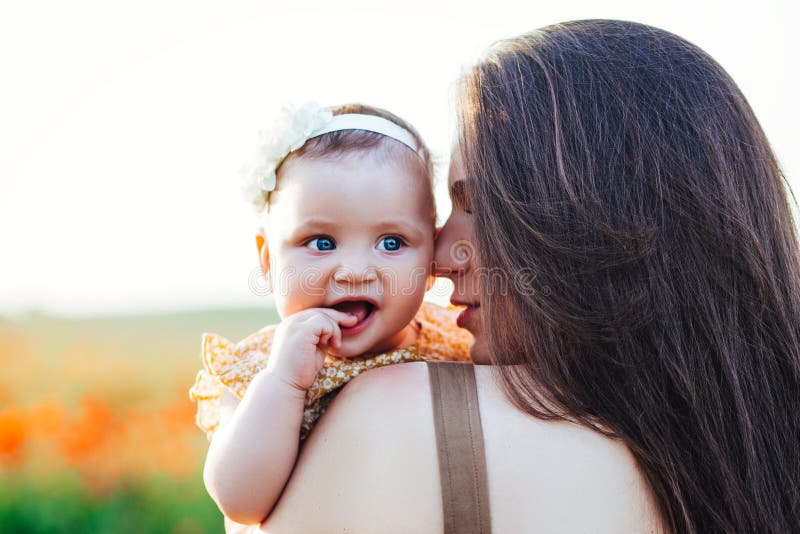 Le jour et les filles de m?re La publicit? des valeurs familiales et des traditions images libres de droits Le jour et les filles de m?re La publicit? des valeurs familiales et des traditions images libres de droits