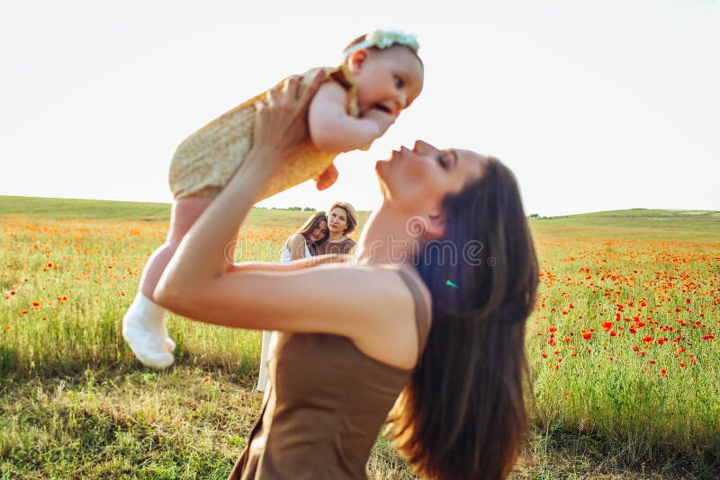 Le jour et les filles de m?re La publicit? des valeurs familiales et des traditions photos libres de droits Le jour et les filles de m?re La publicit? des valeurs familiales et des traditions photos libres de droits