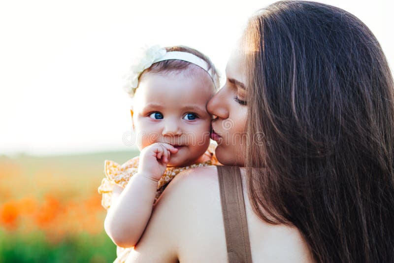 Le jour et les filles de m?re La publicit? des valeurs familiales et des traditions photo libre de droits Le jour et les filles de m?re La publicit? des valeurs familiales et des traditions photo libre de droits