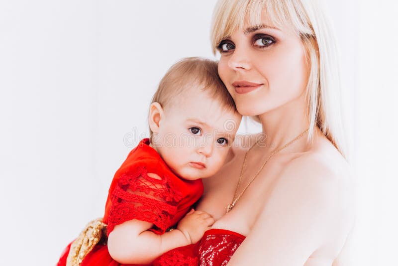 Le jour et les filles de m?re La publicit? des valeurs familiales et des traditions photographie stock Le jour et les filles de m?re La publicit? des valeurs familiales et des traditions photographie stock