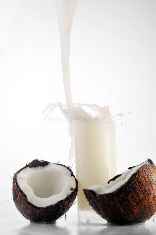 Le jus de noix de coco pleuvoir à torrents dedans la glace photographie stock libre de droits Le jus de noix de coco pleuvoir à torrents dedans la glace photographie stock libre de droits