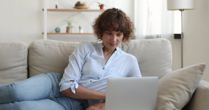 Le juste milieu de la femme décontractée en utilisant des applications informatiques. banque de vidéos