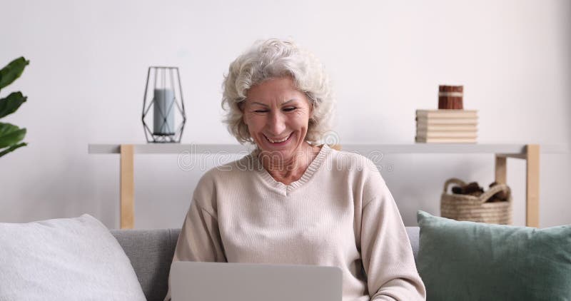 Le juste milieu enthousiaste de la femme retirée utilisant l'application informatique. clips vidéos