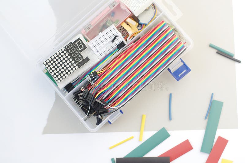 Le kit de passe-temps de l'électronique de DIY a ouvert le heatshrink s'étendant autour sur le fond gris Ensemble électronique de photos stock Le kit de passe-temps de l'électronique de DIY a ouvert le heatshrink s'étendant autour sur le fond gris Ensemble électronique de photos stock