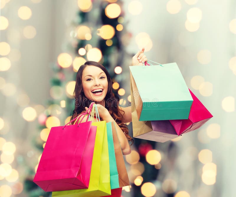 Le kvinnan med färgrika shoppingpåsar fotografering för bildbyråer Le kvinnan med färgrika shoppingpåsar fotografering för bildbyråer