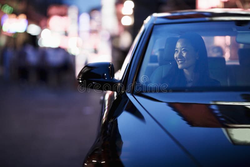 Le kvinnan som ser till och med bilfönster på stadsutelivet