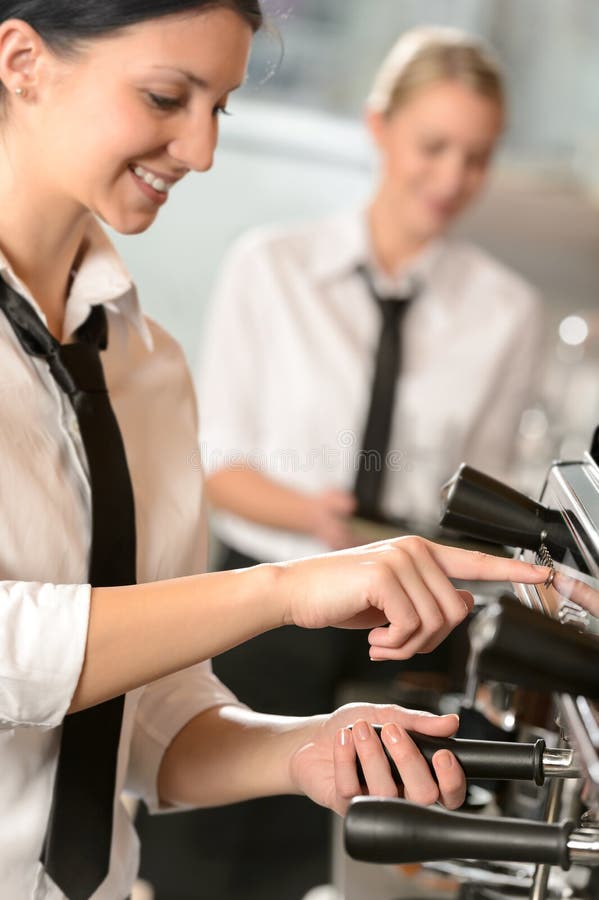 Le kvinnaservitrins som förbereder kaffemaskinen fotografering för bildbyråer Le kvinnaservitrins som förbereder kaffemaskinen fotografering för bildbyråer