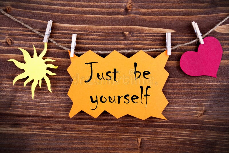 Le label orange avec la citation de la vie juste soit vous-même photographie stock Le label orange avec la citation de la vie juste soit vous-même photographie stock