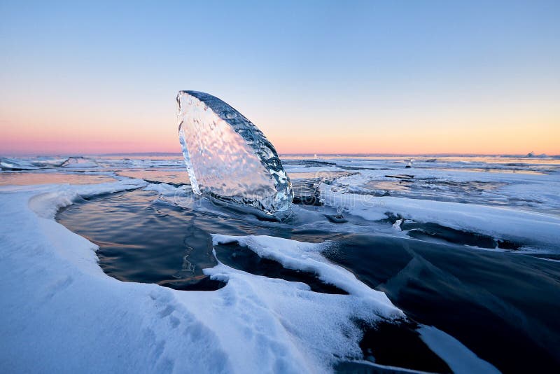 Le lac Baïkal au coucher du soleil, tout est couvert de la glace et de neige, photo libre de droits Le lac Baïkal au coucher du soleil, tout est couvert de la glace et de neige, photo libre de droits