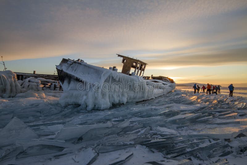 Le lac Baïkal au coucher du soleil, tout est couvert de la glace et de neige, photographie stock libre de droits Le lac Baïkal au coucher du soleil, tout est couvert de la glace et de neige, photographie stock libre de droits
