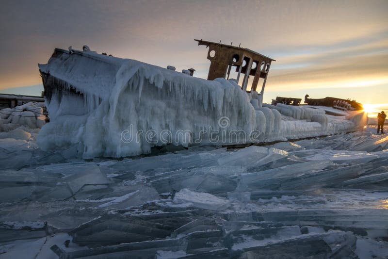 Le lac Baïkal au coucher du soleil, tout est couvert de la glace et de neige, photographie stock libre de droits Le lac Baïkal au coucher du soleil, tout est couvert de la glace et de neige, photographie stock libre de droits