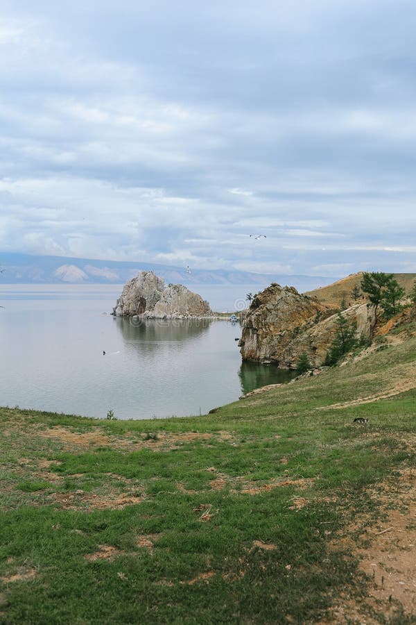 Le lac Baïkal, chaman Rock sur l'île d'Olkhon photo stock Le lac Baïkal, chaman Rock sur l'île d'Olkhon photo stock