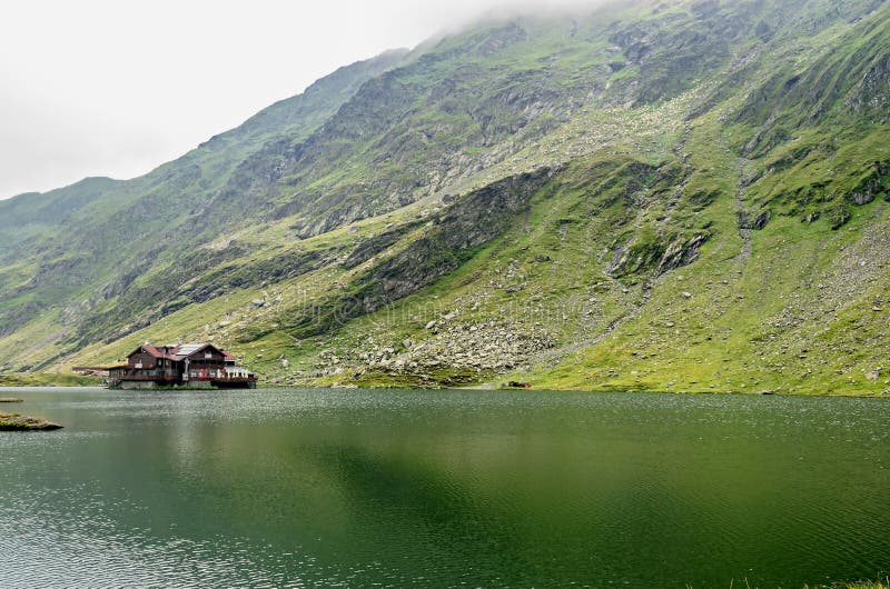 Le lac de glacier a appelé la laque de Balea Balea sur le Transfagarasan photographie stock Le lac de glacier a appelé la laque de Balea Balea sur le Transfagarasan photographie stock