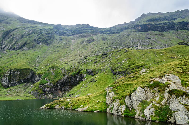 Le lac de glacier a appelé la laque de Balea Balea sur le Transfagarasan photographie stock libre de droits Le lac de glacier a appelé la laque de Balea Balea sur le Transfagarasan photographie stock libre de droits
