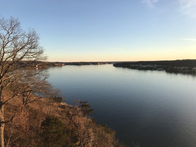 Le lac de l'Ozarks des bluffs photo libre de droits Le lac de l'Ozarks des bluffs photo libre de droits