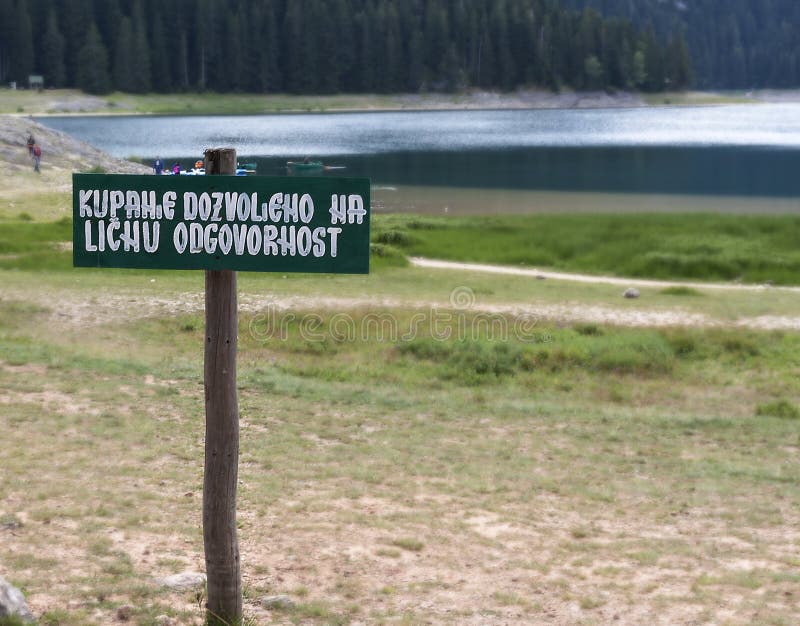Le lac noir, jezero de Crno, en parc national de Durmitor, Monténégro images libres de droits Le lac noir, jezero de Crno, en parc national de Durmitor, Monténégro images libres de droits