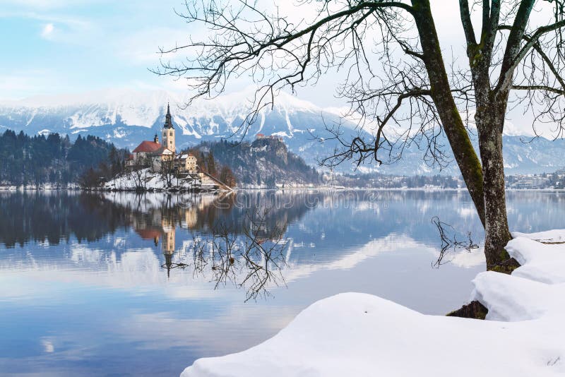 Le lac a saigné avec l'église de St Marys de l'hypothèse sur le petit I images stock Le lac a saigné avec l'église de St Marys de l'hypothèse sur le petit I images stock