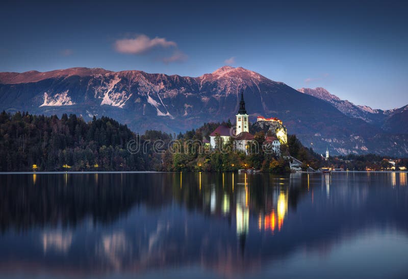 Le lac a saigné avec l'église de St Marys de l'hypothèse sur la petite île ; Saigné, la Slovénie, l'Europe photos libres de droits Le lac a saigné avec l'église de St Marys de l'hypothèse sur la petite île ; Saigné, la Slovénie, l'Europe photos libres de droits