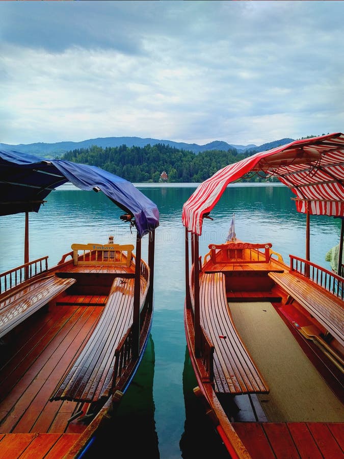 Le lac a saigné la Slovénie - bateaux en bois traditionnels sur l'eau photo stock Le lac a saigné la Slovénie - bateaux en bois traditionnels sur l'eau photo stock