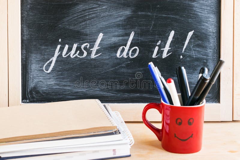 Le lettrage de l'expression FONT JUSTE LE service informatique sur le tableau noir sur un backgrou photographie stock libre de droits Le lettrage de l'expression FONT JUSTE LE service informatique sur le tableau noir sur un backgrou photographie stock libre de droits