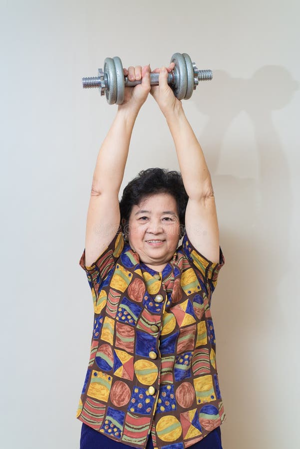 Le levage supérieur asiatique fort de femme pèse, dans le tir de studio, le speci photos stock Le levage supérieur asiatique fort de femme pèse, dans le tir de studio, le speci photos stock