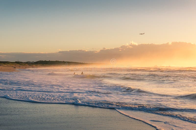 Le littoral océanique avec des gens méconnus au coucher du soleil images libres de droits Le littoral océanique avec des gens méconnus au coucher du soleil images libres de droits