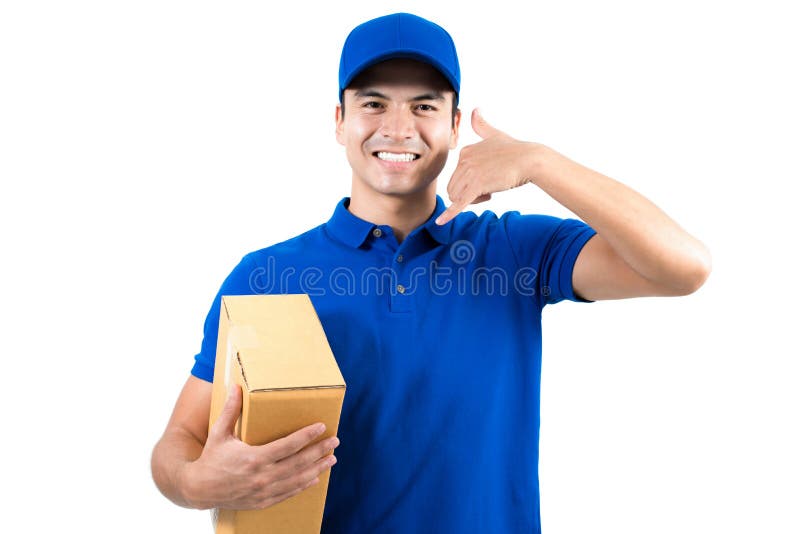 Le livreur beau de sourire tenant la boîte et la faisant m'appellent geste photographie stock libre de droits Le livreur beau de sourire tenant la boîte et la faisant m'appellent geste photographie stock libre de droits
